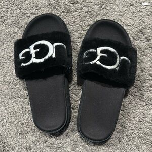 Ugg Logo fur slippers size US 6
